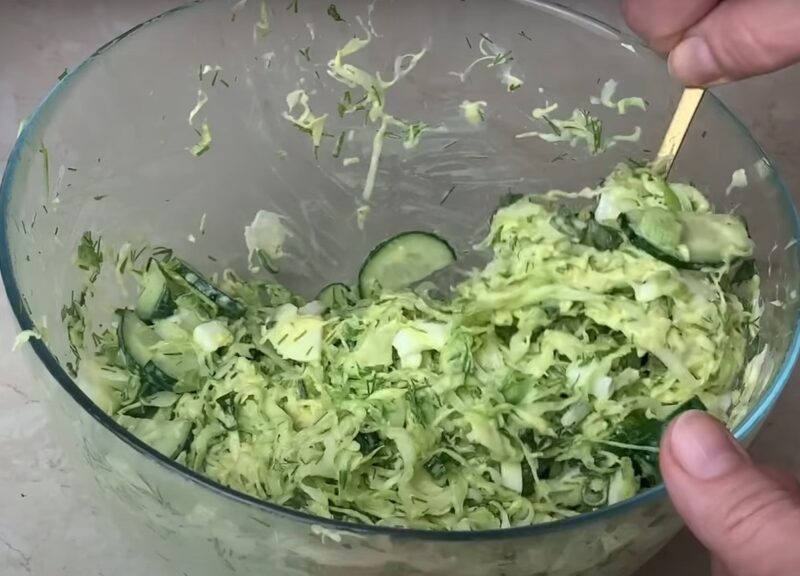Хрустящий, сочный и невероятно вкусный! Самый летний салат из капусты: простой рецепт на скорую руку